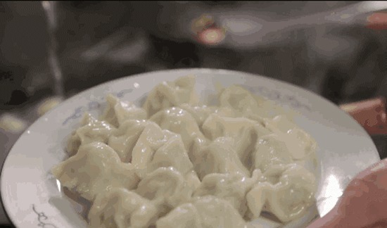 别再水开煮饺子了！老师傅牢记4点，饺子鲜香筋道足，不破皮
