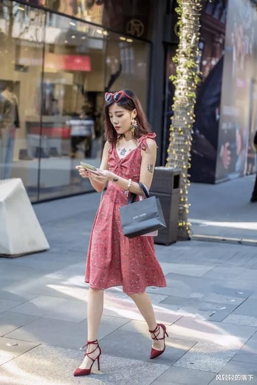 美女脚上搭配一双个性的露脚趾高跟鞋，让她似乎走入了摩登的世界