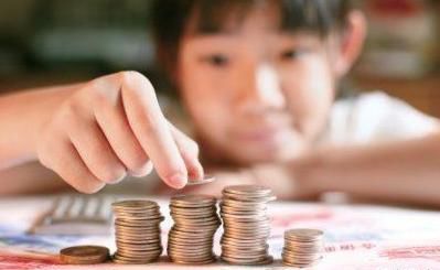 幼儿园|幼儿园办“跳蚤市场”，宝宝拿出了妈妈的钻戒，8元标价气笑宝妈