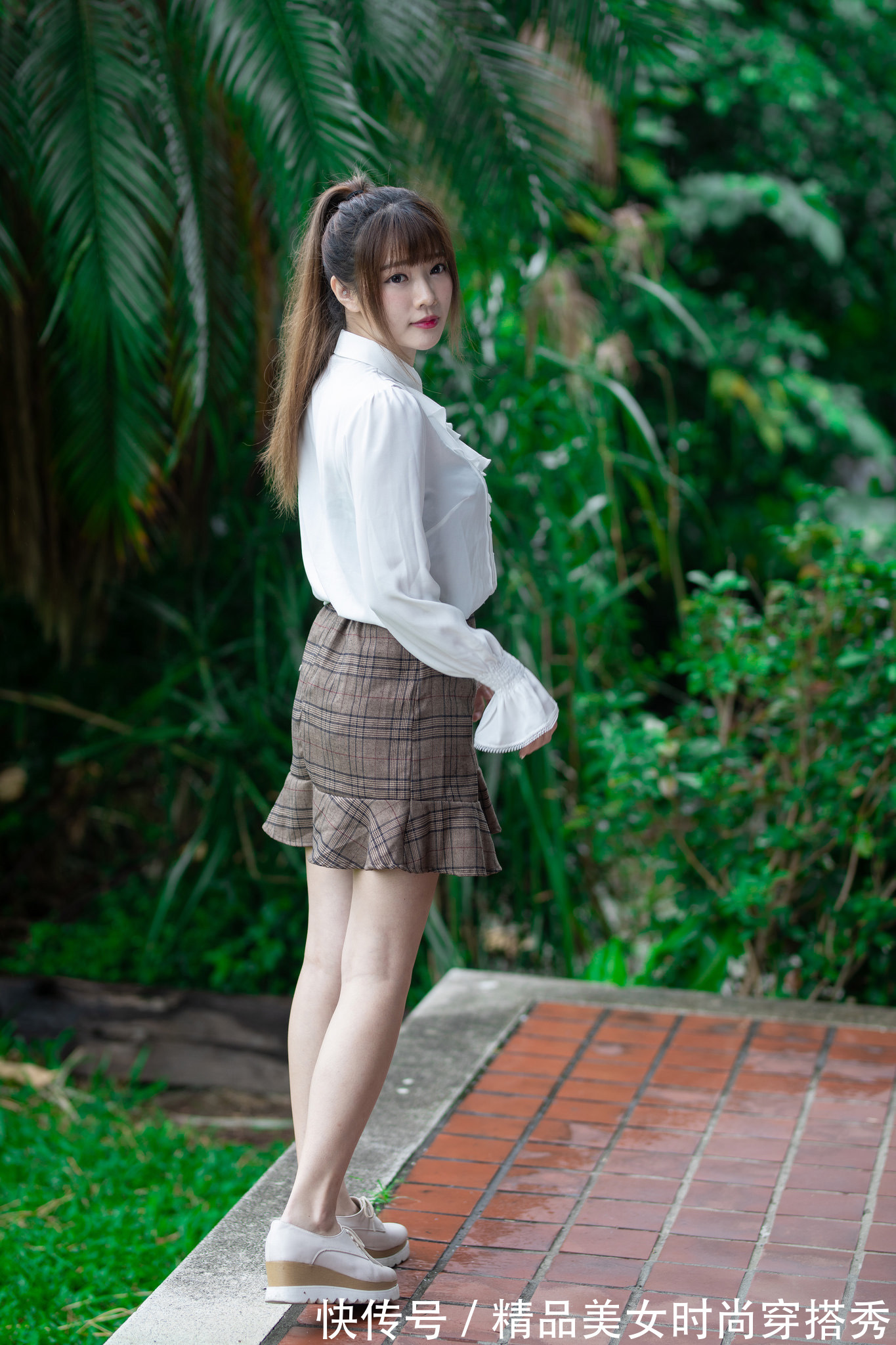 衬衫 白色衬衫搭配格子半身裙,温婉好搭,甜美范十足