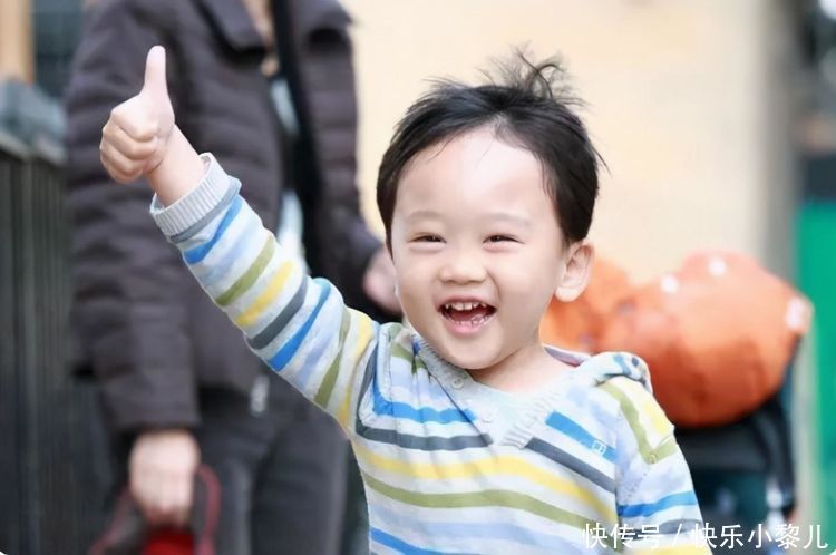 眼泪|为何妈妈说两句孩子就掉眼泪,被爸爸吼完却扭头就忘?理由很暖心