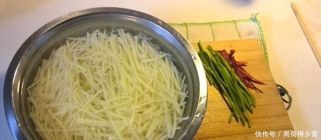 土豆维生素C含量，是苹果的7倍，可蒸着吃好，还是过油炒好