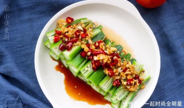 秋葵焯水,有人放油有人放盐,都不对,加2勺它,颜色青翠不变黄