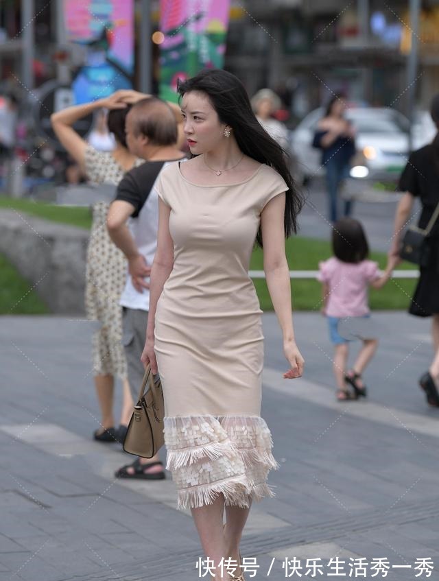 时尚 新潮而高贵,优雅大方的服装,演绎您内心的氛围!