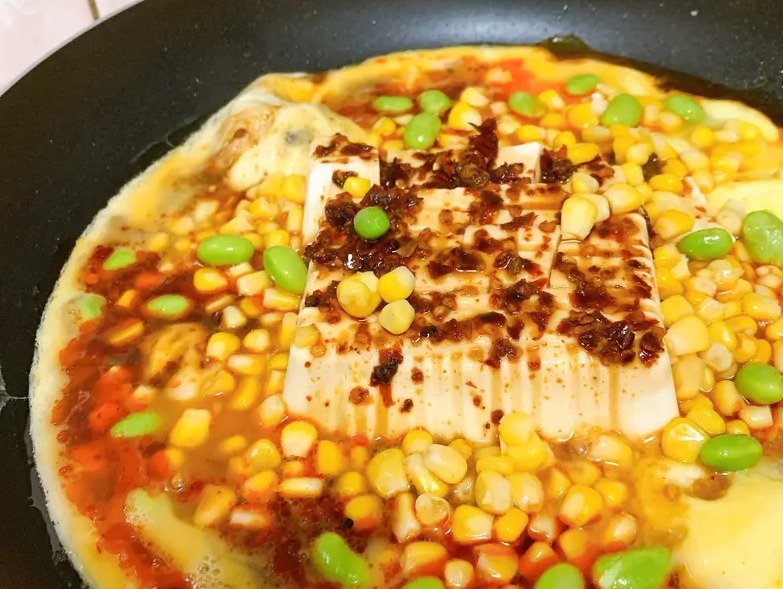 鸡蛋跟豆腐没想到这么搭！大叔把这两个混在一起，比吃肉还要香！