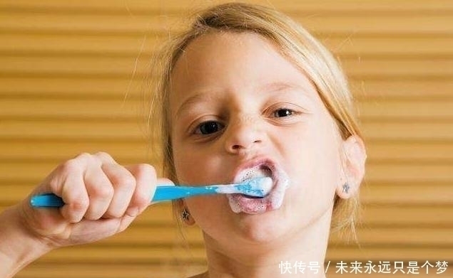 医生|6岁女儿长出双排牙能拔吗?医生说出原因后,妈妈:不该这样喂你