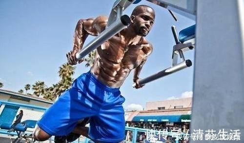 双杠|胸肌练不厚，多做屈臂撑，健身教练很多人的屈臂撑做错了