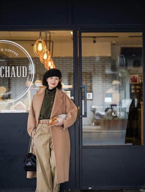 ?中年女性如何把“大衣”穿洋气？学三木妈这样穿，年轻显高级