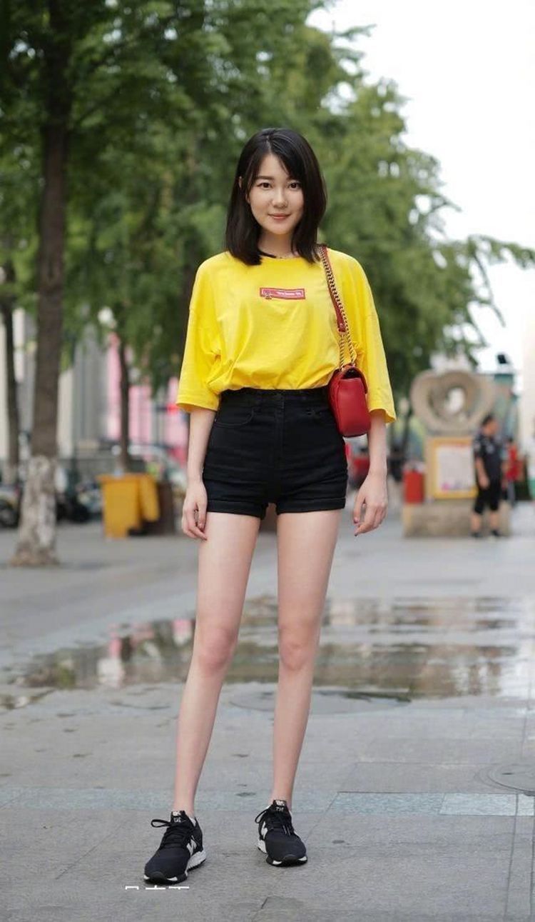 女人|街拍:白色衬衫加黑色丝袜,彰显成熟女人魅力