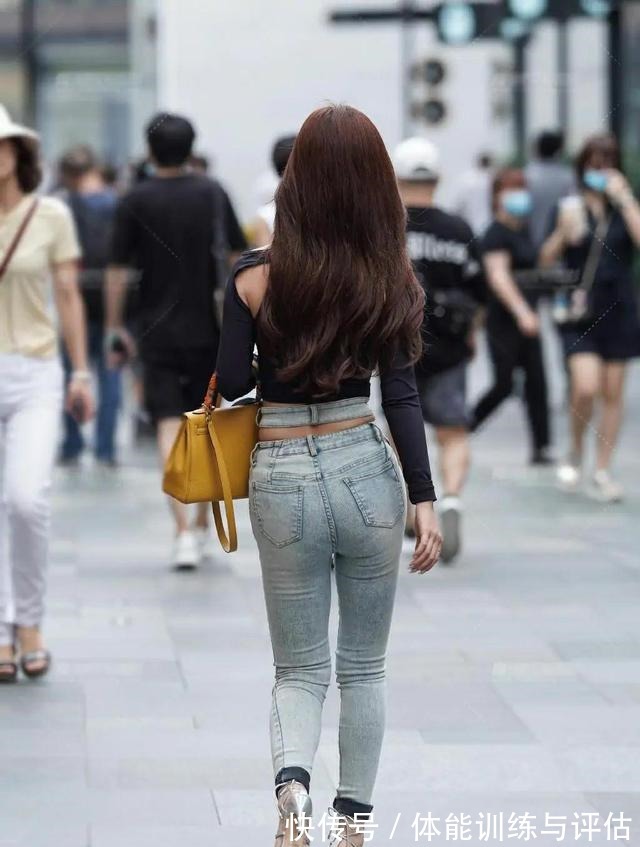 清纯 黑色吊带衫、紧身牛仔裤,用最清纯的衣服,打造出了最亮眼的穿搭!