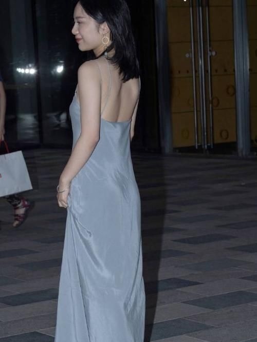 美女 吊带长裙,轻松演绎美女的另类小性感,太时尚了!