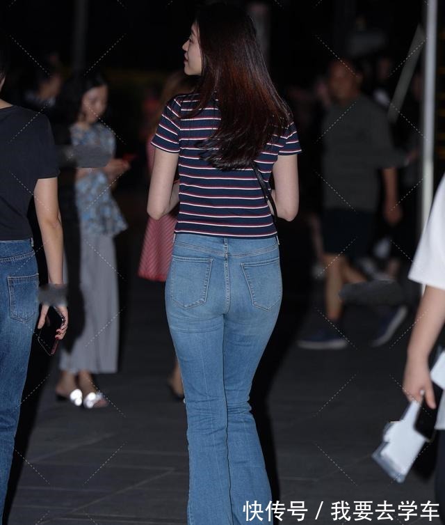 长袖 长袖短袖搭配牛仔拖地裤,比例极佳,富有青春气息!