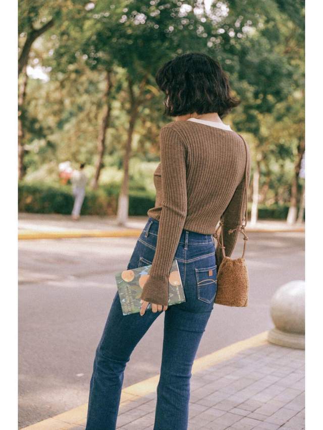 穿搭|秋季保暖怎么穿?不如试一试针织衫+牛仔裤,复古时髦又舒适