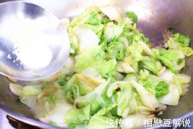 炒白菜|炒白菜时，总用老做法就错了，教您2招，白菜鲜嫩还不出水，解馋