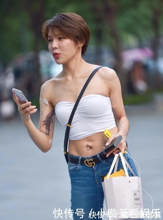 暴露感|短发美女的新造型,白色T恤搭配牛仔裤,尽显青春活力