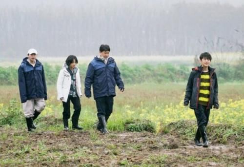 《向往5》第二期最新合照，仓库开仓放粮，张艺兴摔在泥地里？