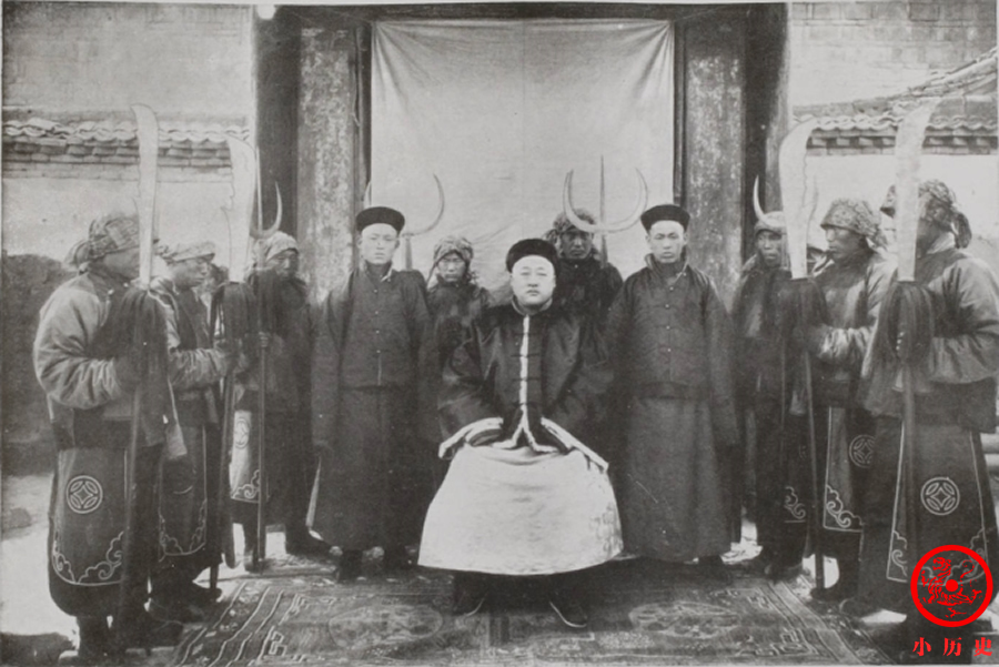 知州大人#晚清老照片:“丐帮”帮主全身挂满垃圾,知州大人派头十足