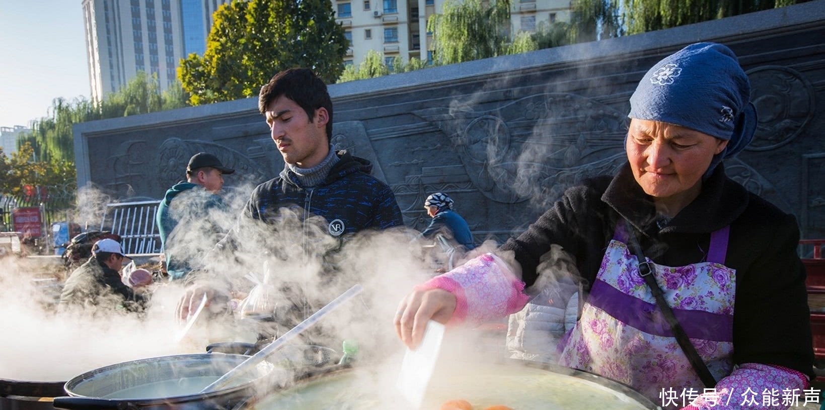 鸡蛋|小伙带母亲卖鸡蛋饼,没秘方客人还排长队,尝一口众人连连夸赞