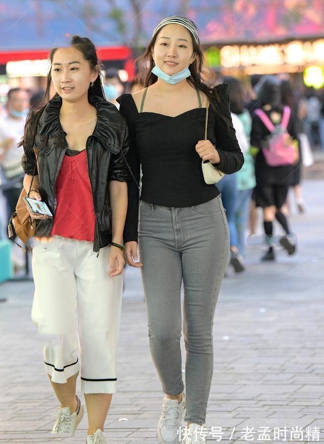 吊带裤 黑色露背长袖搭配灰色九分打底裤,整体低调沉稳,气质干净素雅