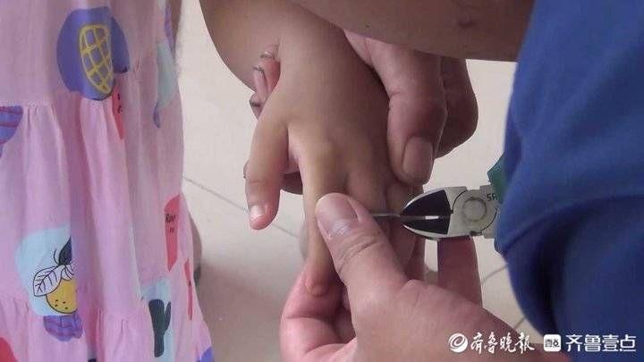 铁环|济南一女孩被铁环卡手，消防员巧手帮其脱困