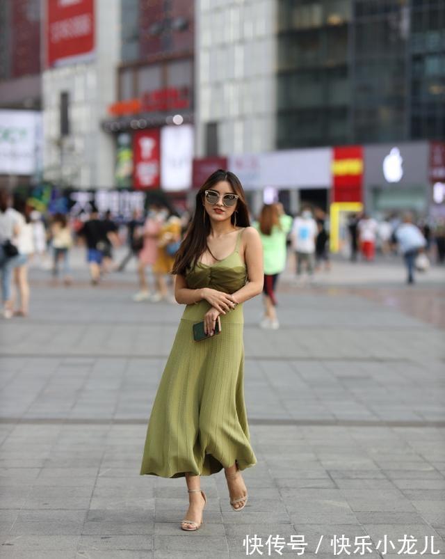 尖头皮鞋 丰润雅致的吊带裙美女,简单得体的款式下,美丽清澈