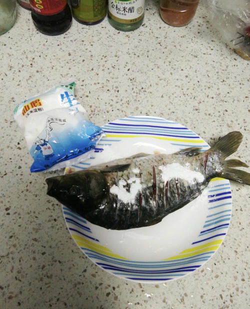 红辣椒|做香煎鲫鱼,想要鱼肉入味不掉皮,下锅前抹点“它”,非常有必要