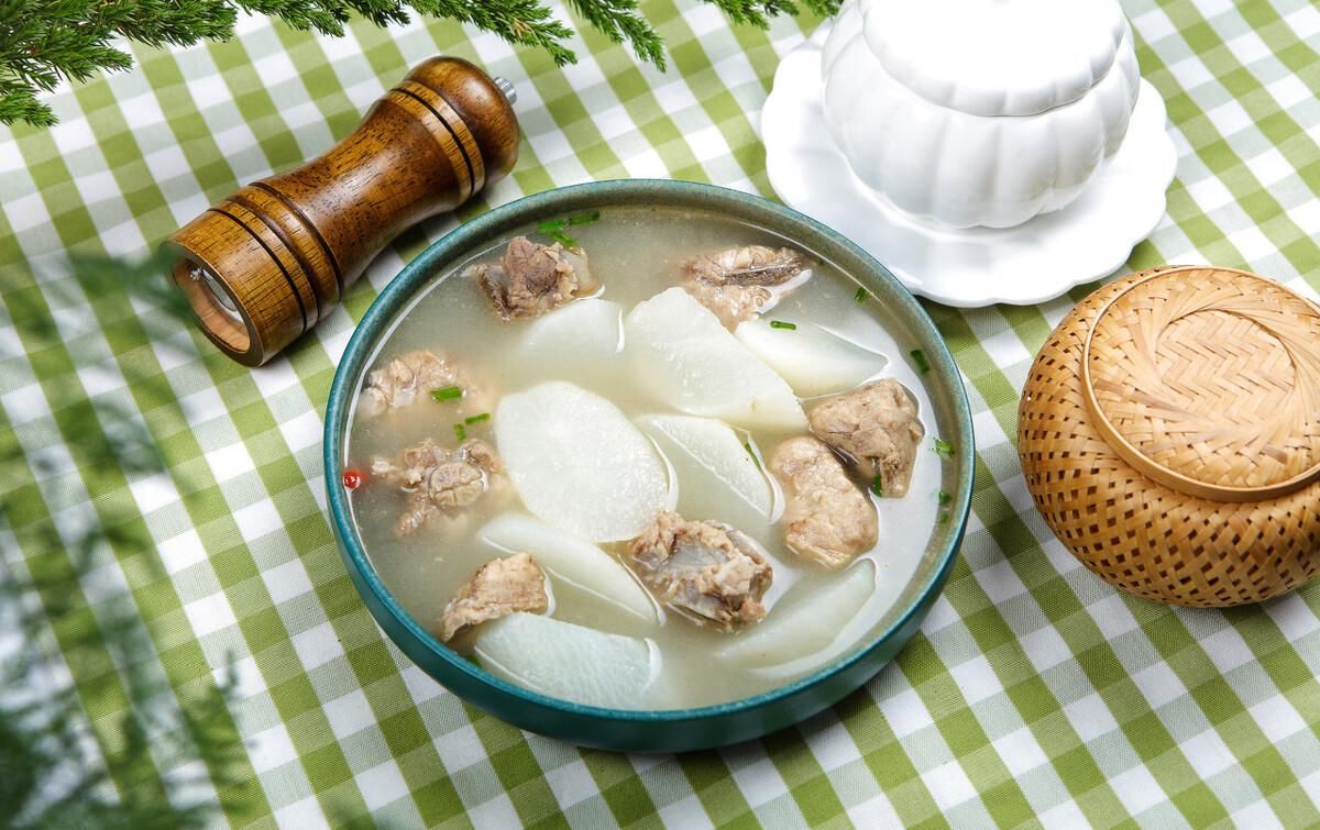 羊肉炖萝卜汤，冬天喝超暖身，营养丰富的驱寒神器，香甜的家常菜