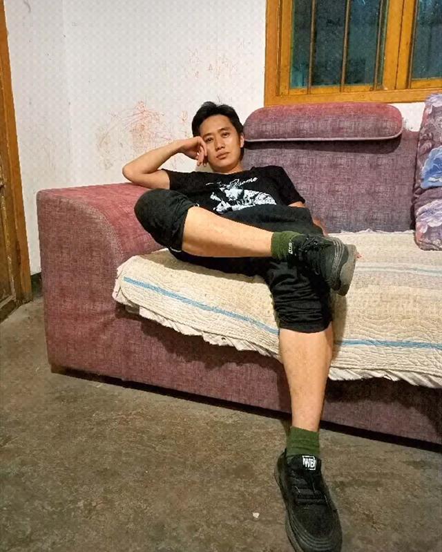 孩子$爸爸在沙发上“葛优躺”,两个女儿趁机作画,网友:腿毛都没放过