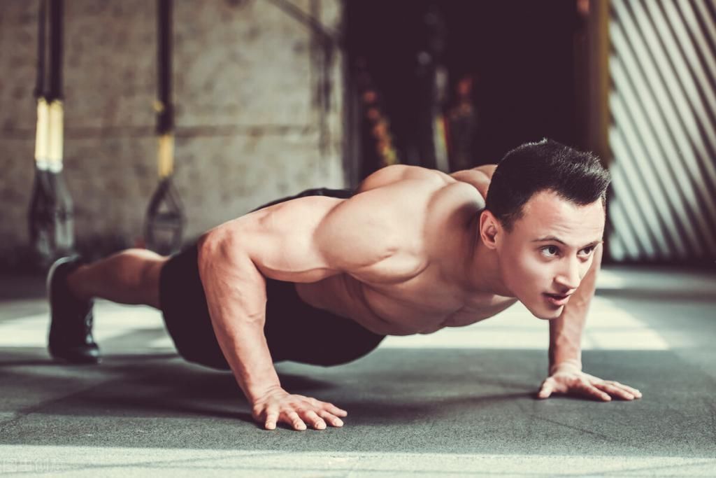 上半身|外国小哥每天做200个俯卧撑，1个月后会有什么变化？