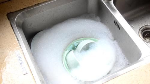  厨房下水道倒一碗水，厉害了，下水道不脏不堵也不臭，早知早受益