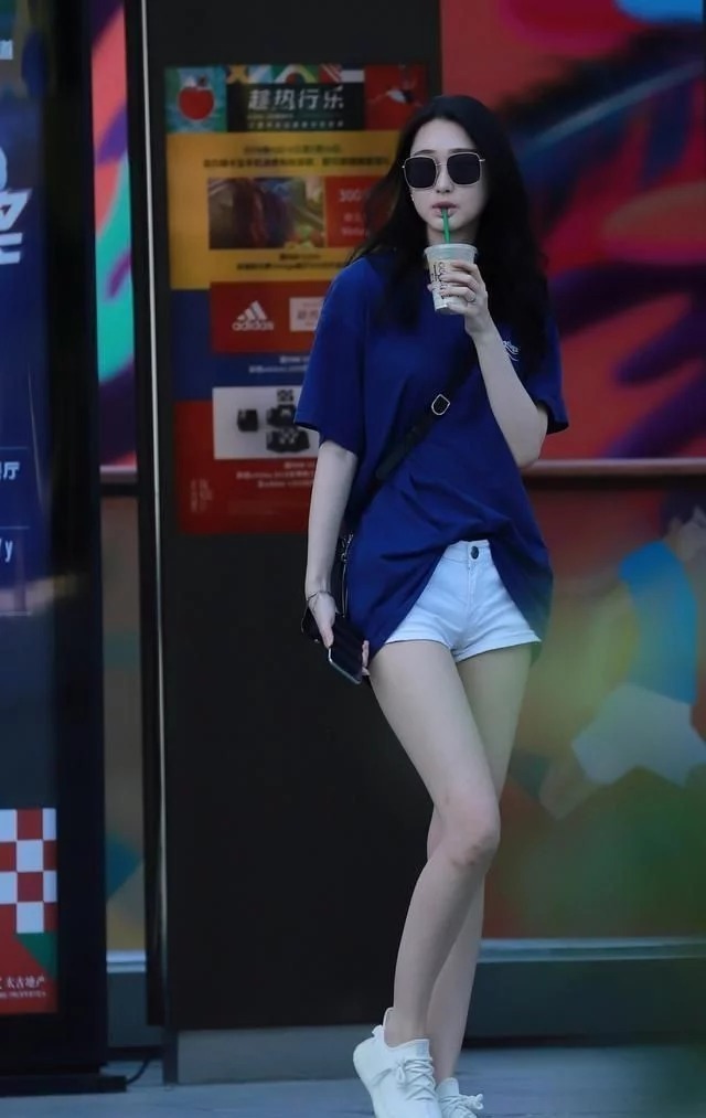  美女|街拍：美女蓝色上衣配短裤，简单的穿搭，原来也可以很时尚