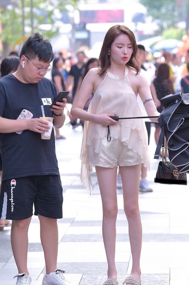 大长腿 挂脖上衣搭配冰丝短裤,让精致女人展示美腿,妆容倾倒路人