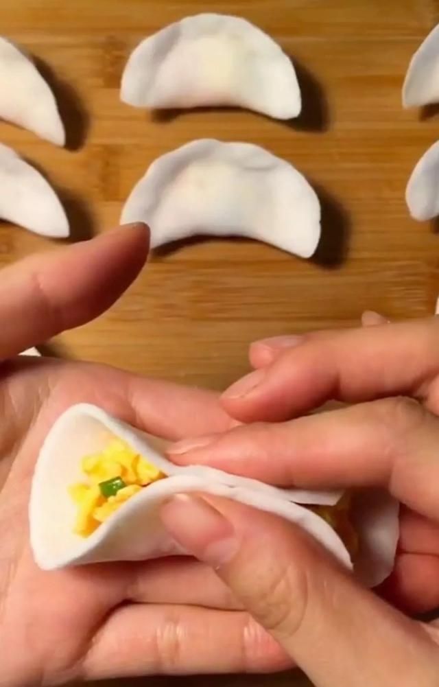  蒸熟|水晶饺子，一道传统面食，蒸熟后面皮晶莹剔透馅料更是隐约可见