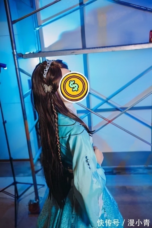 浅绿色|斗罗:小姐姐COS宁荣荣,衣服成功抢镜,蕾丝花边和白丝绝了