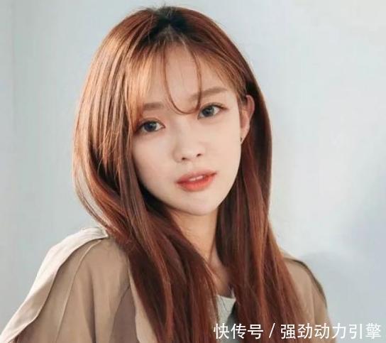 焦糖色|显白发色瞬间提升气质，黑长直可以暂时淘汰，这个发色高级感十足