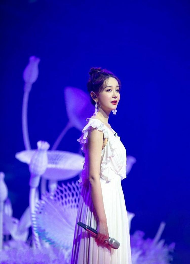 蝴蝶结|气质街拍小姐姐，脖子上的蝴蝶结很妖娆，视觉冲击力十足