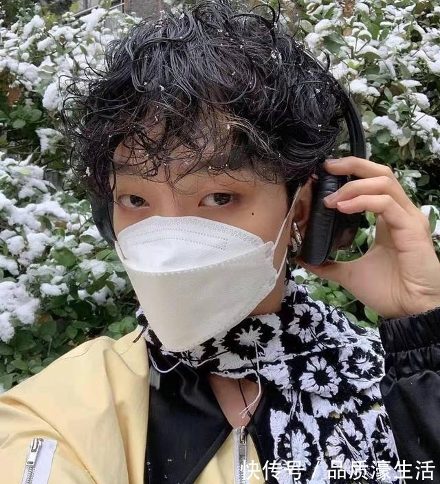 脏辫 锡纸烫已经“失宠”,羊毛卷、黑人烫、狼尾式火了,炸街发型上线!