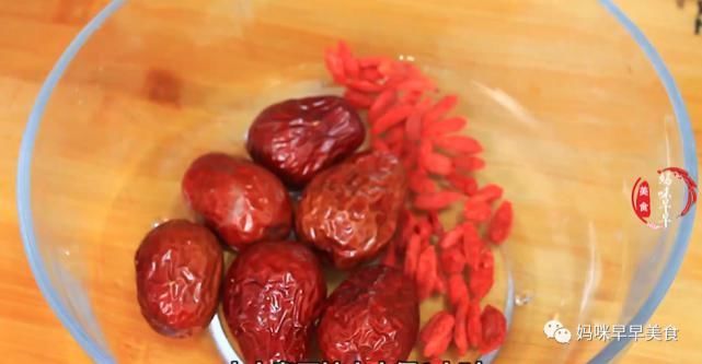 金黄|炖鸡汤别直接下锅,大厨教你2招,颜色金黄浓白,无腥味特鲜美