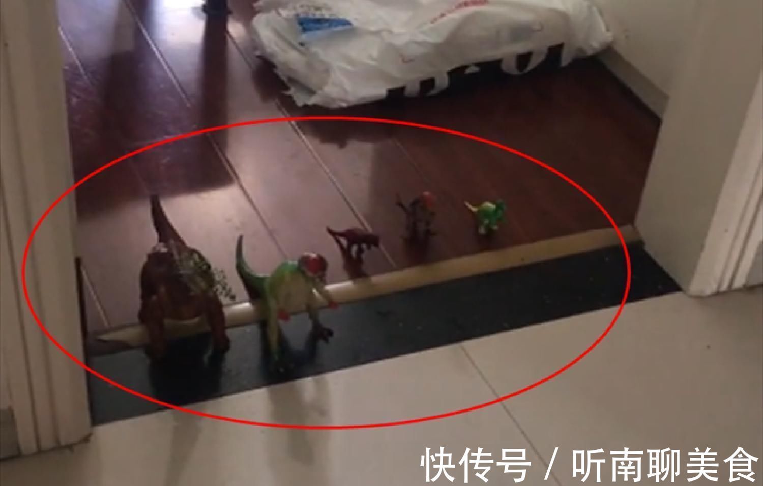 生物钟|家有二胎的幸福和苦恼,大宝写作业为防二宝打扰,使出十八般武艺