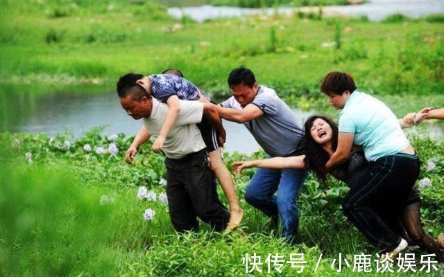 水枪|“熊孩子”在5楼窗户上玩耍,这样的孩子估计只有容嬷嬷治得了吧