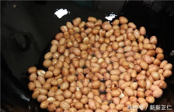 炒花生米时，千万不要只放油，关键这一步，花生米又香又脆不返潮