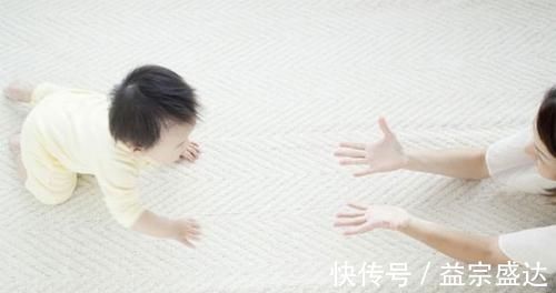 三翻六坐九爬|还相信“三翻六坐九爬”?医生:别耽误孩子正常发育