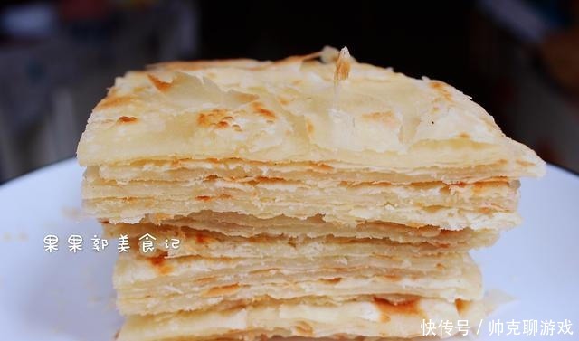 烙饼时,有人烫面,有人抹油,其实都不对,大厨教你正确做法