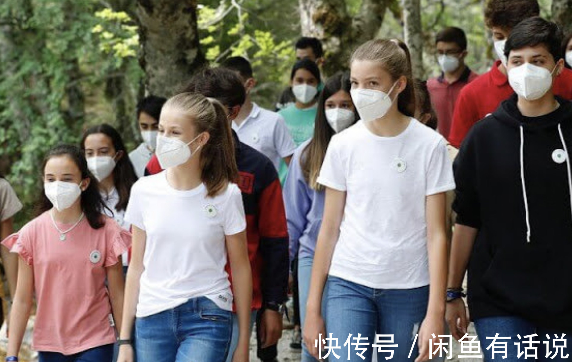 长腿|西班牙公主罕见穿基础款,白T+牛仔裤像邻家女孩,妹妹长腿真抢镜