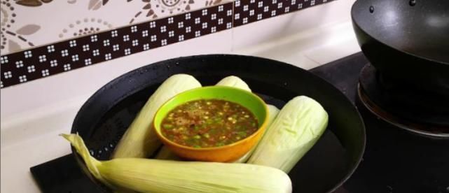 水煮玉米最好别只用清水,多加“这2样”东西,玉米香甜又软糯