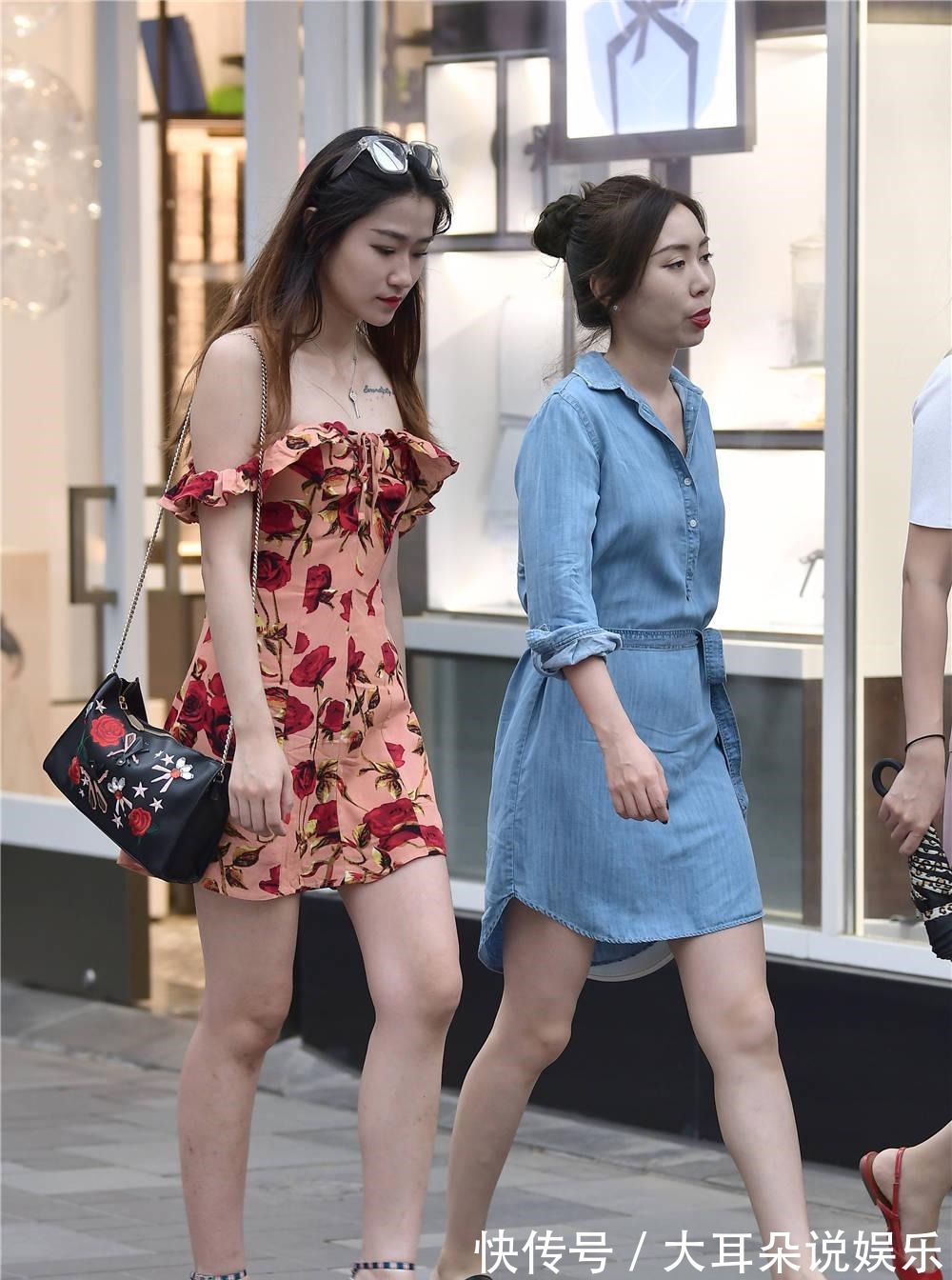 拖鞋 和姐妹逛街,你会选择细跟凉鞋,还是搭配一双拖鞋呢!