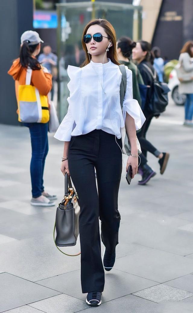 街拍:小姐姐身材玲珑,牛仔裤搭配修身背心,简洁大方美观