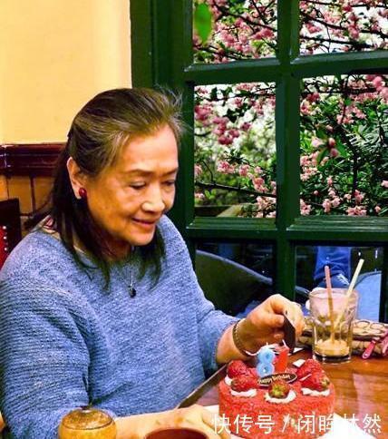 一生演唱800多首歌,丈夫去世12年,她不舍下葬将骨灰摆放在卧室