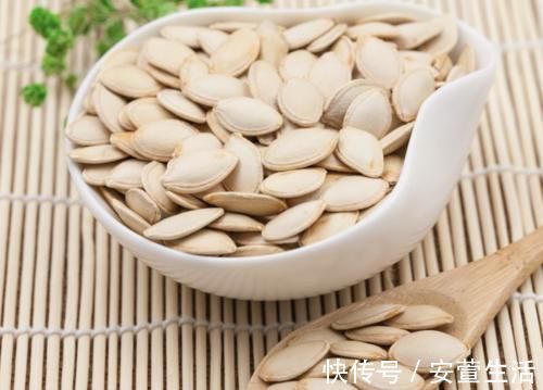 营养成分|糖尿病人吃南瓜子降糖？吃的越多越好吗？