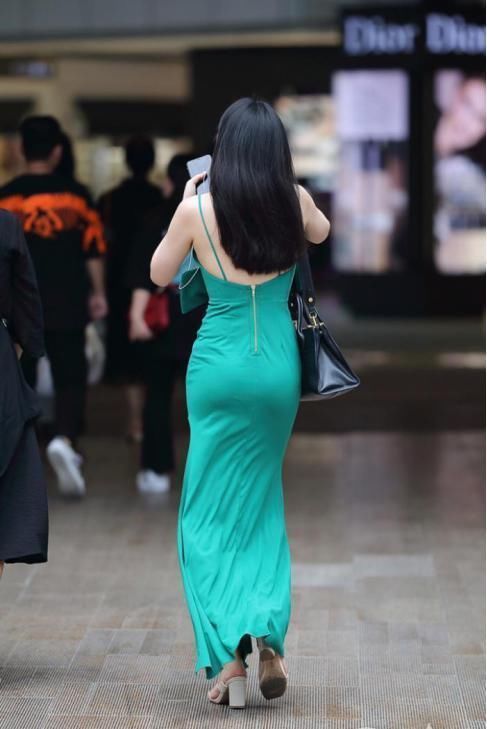 美丽的人,穿搭也是很好看的,背影更好看吧